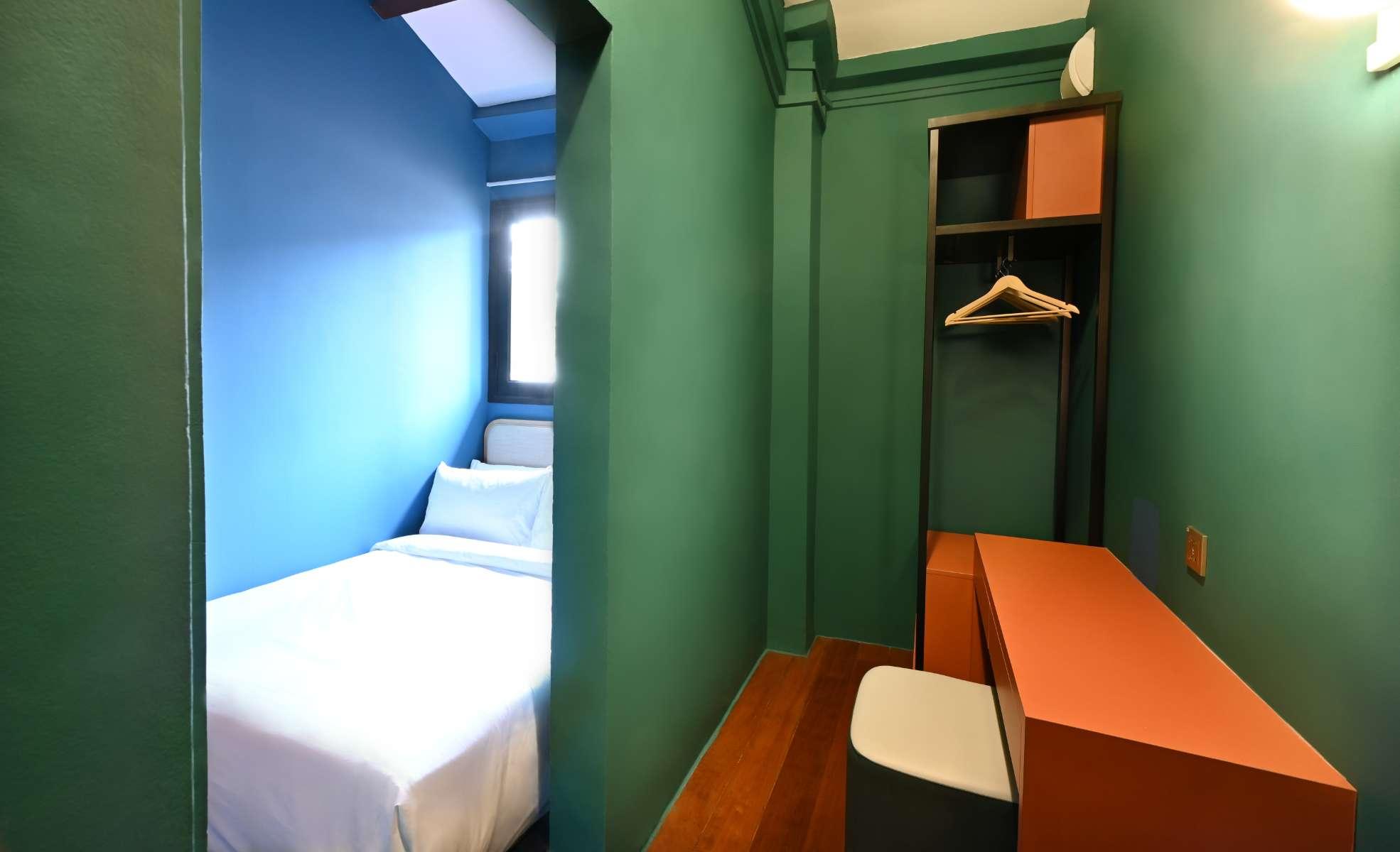 None  Dream Chaser Boutique Capsule Hotel Singapore City